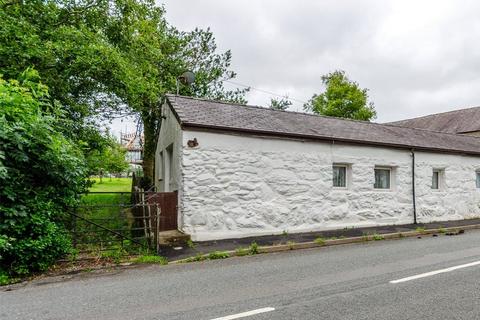 2 bed property, in Llanllyfni, £97,500