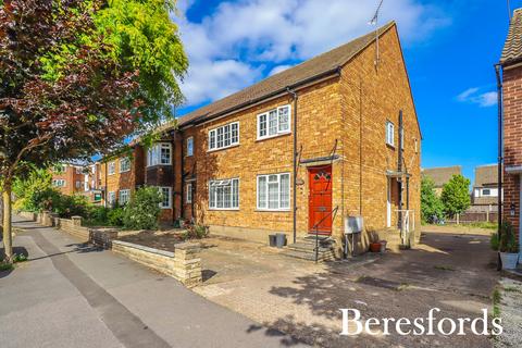 2 bed property, in Marlborough Gardens, £300,000