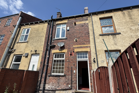 2 bed property, in 40 Peel Street, £145,000