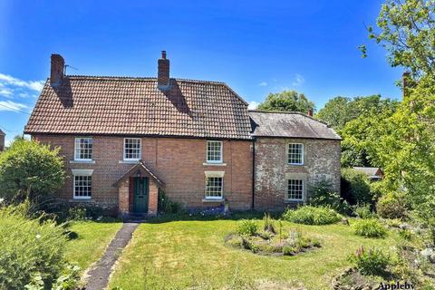 4 bed property, in Pyatts Corner, £650,000