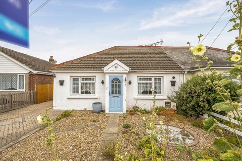 2 bed property, in Holland Road, £175,000