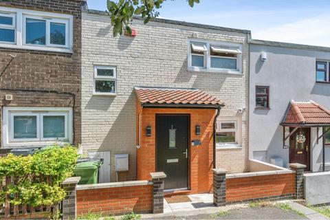 2 bed property, in Polsteads, £300,000