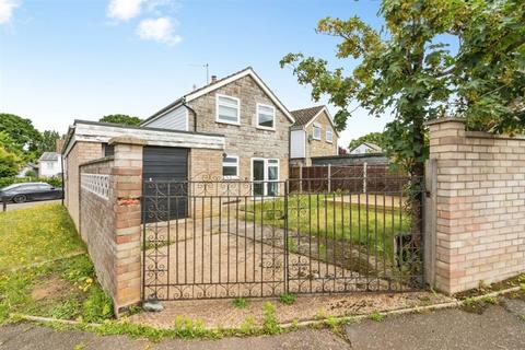 3 bed property, in Links Way, £210,000