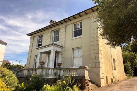 3 bed property, in Plymouth Road, £130,000