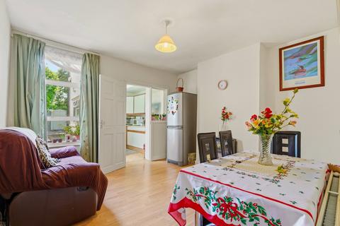2 bed property, in Pitt Road CR0, £325,000