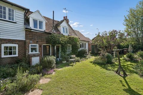 2 bed property, in Lemsford Village, £400,000
