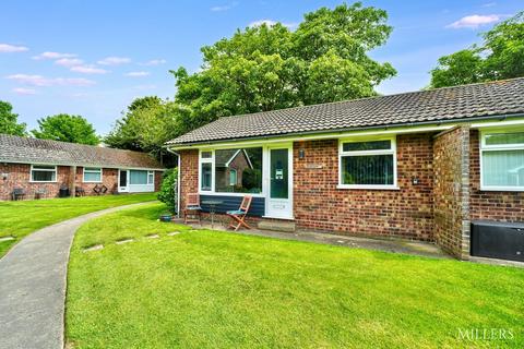 2 bed property, in The Royal Chalet Park, £118,000