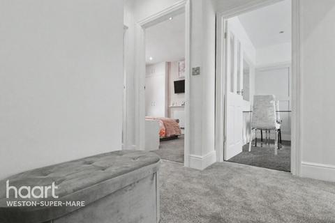 2 bed property, in Brighton Road, £160,000