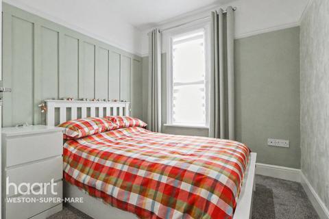 2 bed property, in Brighton Road, £160,000
