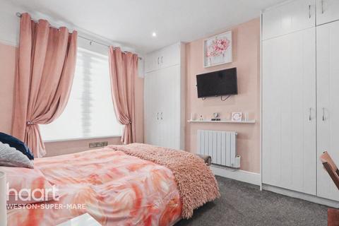 2 bed property, in Brighton Road, £160,000