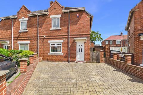 2 bed property, in Aintree Gardens, £125,000