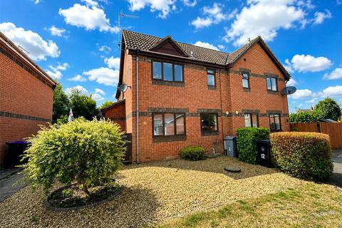 2 bed property, in Holland Close, £140,000