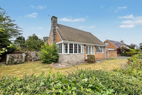 3 bed property, in College Close, £375,000