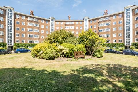 2 bed property, in Queens Court, £450,000