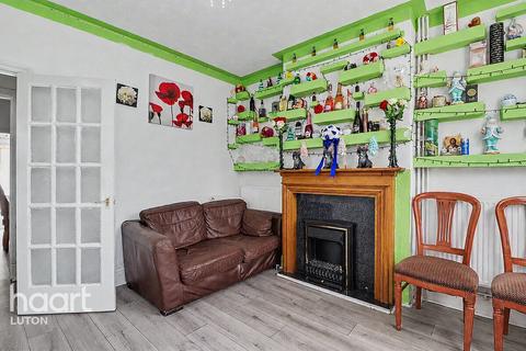 2 bed property, in Dane Road, £265,000