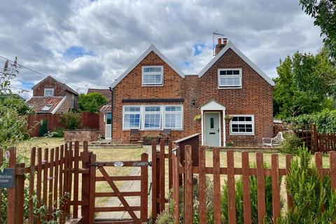 5 bed property, in Stone Common, £700,000