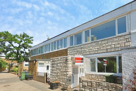 4 bed property, in Cottingham Road, £675,000
