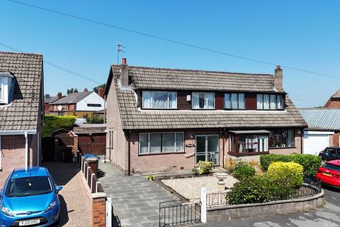 3 bed property, in Medway Close, £200,000