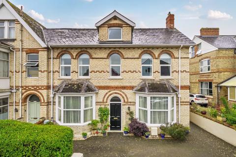 5 bed property, in Ashleigh Road, £450,000