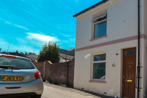 2 bed property, in Spring Street, £250,000