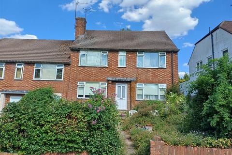 2 bed property, in Deepdene Court, £165,000
