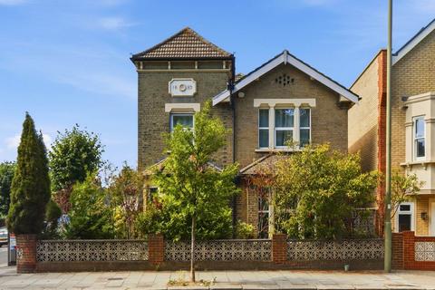 3 bed property, in Friern Barnet Road, £995,000