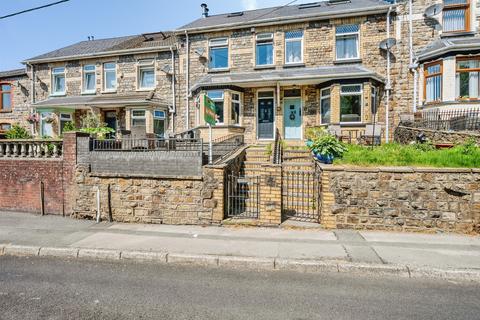 3 bed property, in Cendl Terrace, £180,000