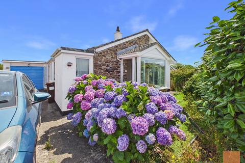 2 bed property, in Lawrence Road, £350,000