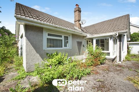 2 bed property, in Thorncombe Road, £240,000