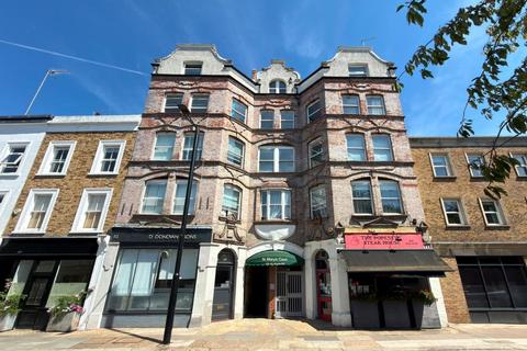 2 bed property, in Flat 5 St. Marys Court, £370,000