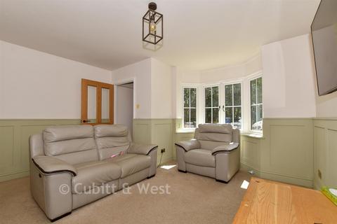 2 bed property, in Lawns Road, £475,000