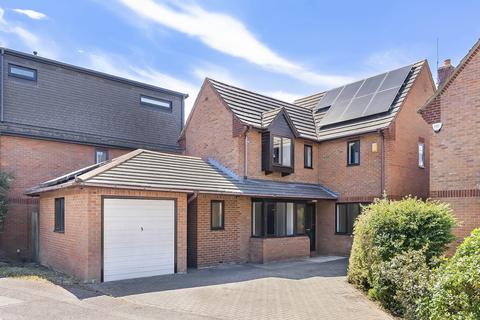 4 bed property, in Acre Piece, £775,000