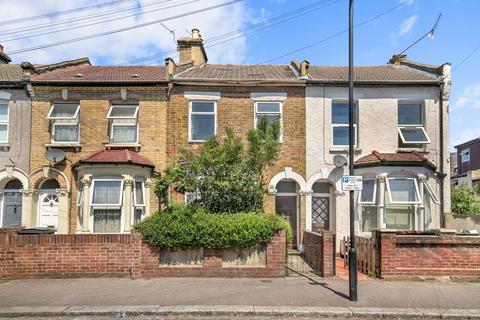 3 bed property, in Nutfield Road, £600,000