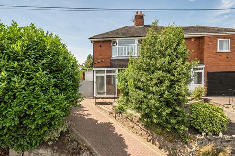 2 bed property, in Collis Avenue, £180,000
