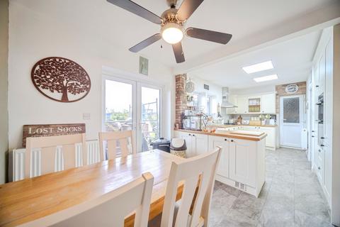 3 bed property, in Newton Road, £275,000