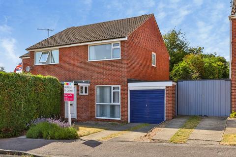 2 bed property, in Dorchester Road, £180,000