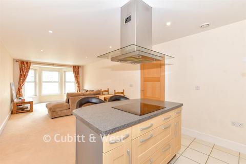 2 bed property, in St. Agnes Place, £250,000