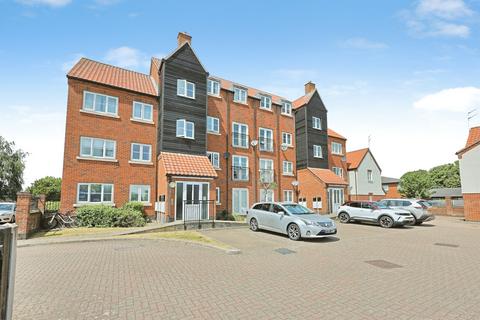 2 bed property, in Constable Court, £135,000