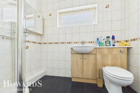 2 bed property, in Kimberley Road, £210,000