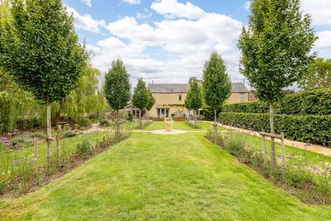 5 bed property, in East Foscote, £1,200,000