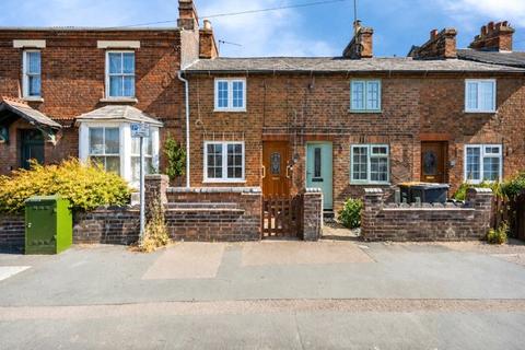 2 bed property, in High Street, £190,000