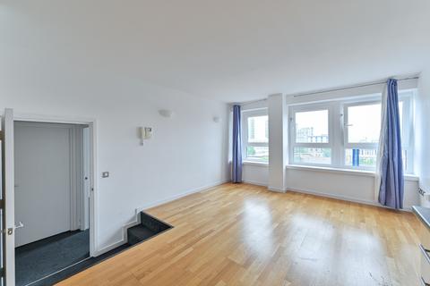 1 bed property, in The Vista Building, £135,000