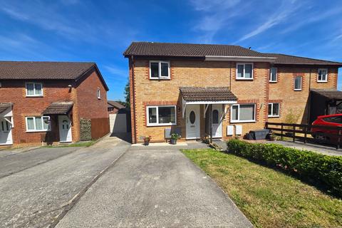 2 bed property, in Oak Tree Court, £174,950