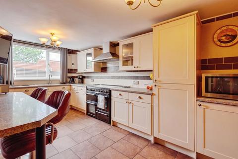 3 bed property, in Stonelea, £110,000
