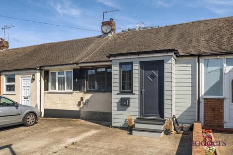 2 bed property, in Bramley Close, £375,000
