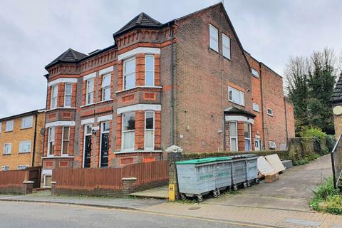 1 bed property, in Stockwood Crescent LU1, £115,000