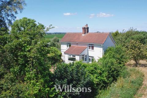 2 bed property, in Station Road, £230,000