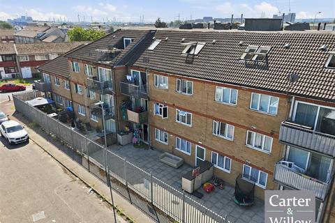 2 bed property, in Castle House, £240,000