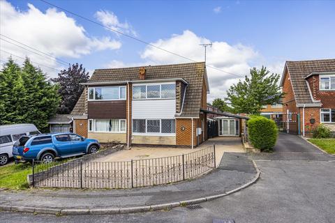 3 bed property, in Woodland Way, £180,000