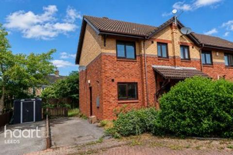 2 bed property, in Lapwing Close, £100,000